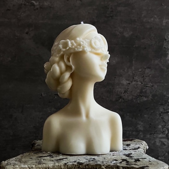 Blindfolded lady sculpture candle - Picture 2 of 2